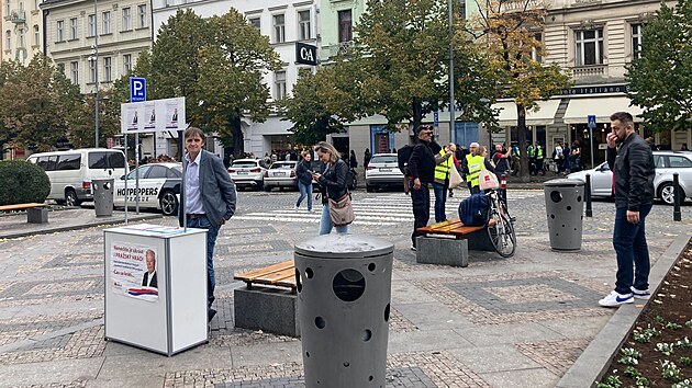 Podpisy na Václavském náměstí během demonstrace sbírá kandidát KSČM Josef Skála, který má na místě i malý stánek. (8. října 2022)