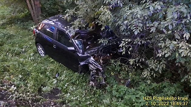 Vážná dopravní nehoda se stala o víkendu na silnici mezi Horažďovicemi na Klatovsku a obcí Střelské Hoštice. Z auta po nárazu vyletěl motor.