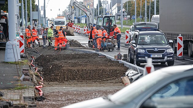 Dělníci pracují na přestavbě křižovatky ulic Rokycanská a Masarykova v Plzni-Doubravce. (26. 9. 2022)
