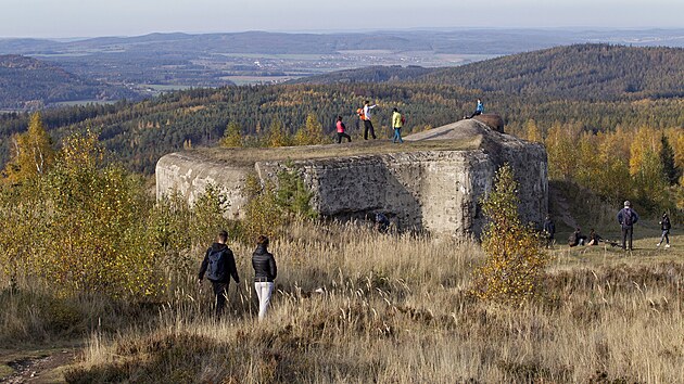 Podzim na Brdech, dopadov plocha Jordn, vrchol Houpk a bunkry pilkaly destky turist v dob psnch protiepidemickch opaten. (25. 10. 2022)