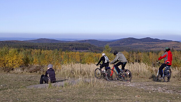 Podzim na Brdech, dopadov� plocha Jord�n, vrchol Houp�k a bunkry p�il�kaly des�tky turist� v dob� p��sn�ch protiepidemick�ch opat�en�. (25. 10. 2022)