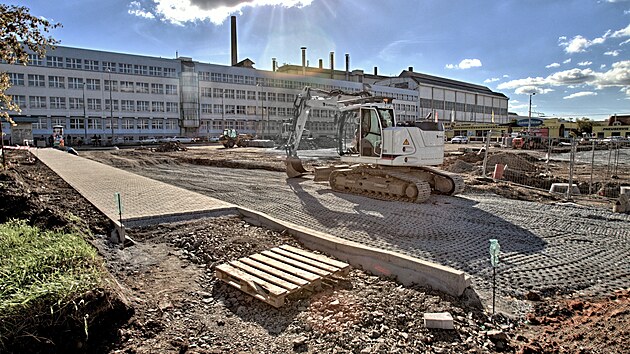 Parkoviště na náměstí Emila Škody poblíž centra Plzně prochází rekonstrukcí, po ní už bude stání na této ploše zpoplatněné. (4. 10. 2022)