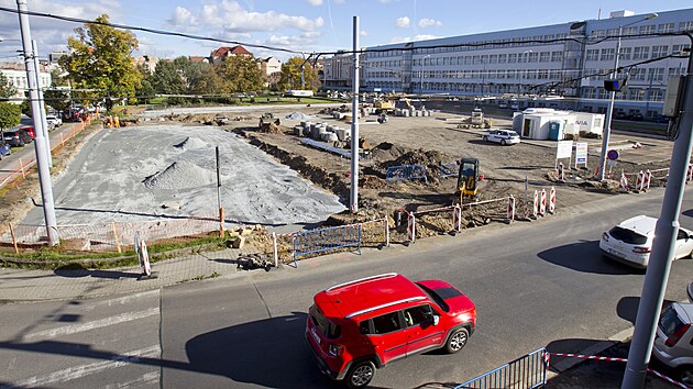 Parkoviště na náměstí Emila Škody poblíž centra Plzně prochází rekonstrukcí, po ní už bude stání na této ploše zpoplatněné. (4. 10. 2022)