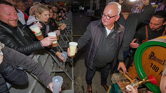 N�v�t�vn�ci Pilsner Festu si v sobotu v �ase 18:42 p�ipili ke 180. v�ro�� zalo�en� plze�sk�ho pivovaru. Sud narazil emeritn� vrchn� sl�dek V�clav Berka. (8. ��jna 2022)