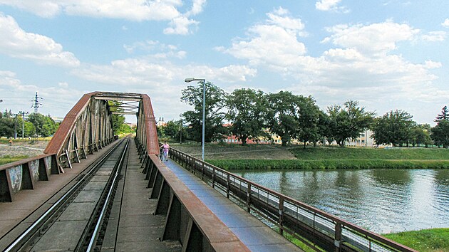 Most pes eku Moravu v Uherskm Hraditi