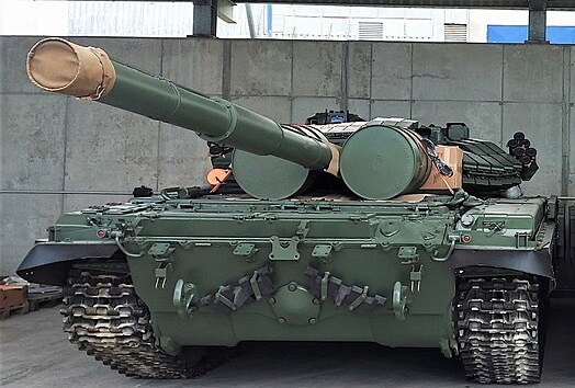 Fotografie tanku „Tomáš“, který brzy zamíří na Ukrajinu. Je to modernizovaný tank T-72 s novými pásy, novým dynamickým pancéřováním podobným českému typu DYNA a také novými zaměřovacími systémy včetně termovize. (3. října 2022)