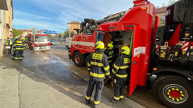Podemletý chodník způsobil i propad hasičského vozu. (5. října 2022)