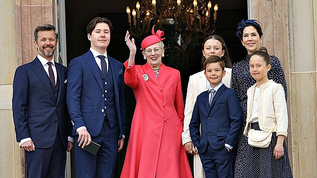 Dnsk krlovna Margrethe II., korunn princ Frederik, korunn princezna Mary a jejich dti princ Christian, princezna Isabella a dvojata princ Vincent a princezna Josephine (Fredensborg, 15. kvtna 2021)