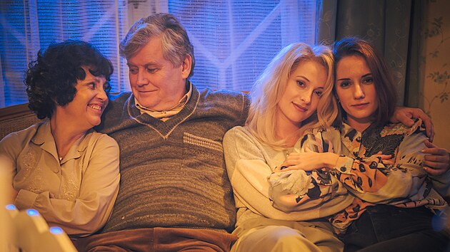 Alena Mihulov�, Miroslav Hanu�, Anna Fialov� a Eli�ka K�enkov� v druh� �ad� minis�rie Iveta (2023)