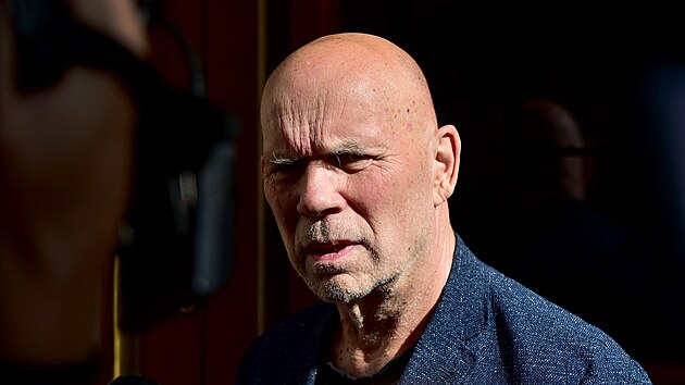 Obh�jce Pavel H�la, kter� zastupuje obvin�n�ho majitele realitn� kancel��e PJ Reality Zde�ka �ervinku, p�ich�z� 6. ��jna 2022 do budovy policie v Brn�. Soud tam rozhodoval o uvalen� vazby na dva z osmi lid� obvin�n�ch kv�li p�id�lov�n� byt� v Brn�.