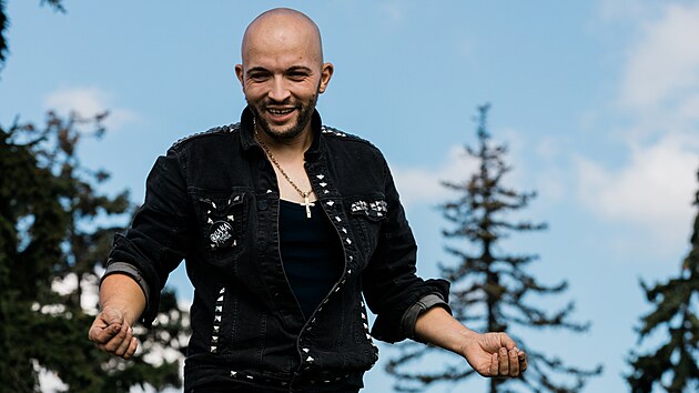 V�ce ne� 200 metr� dok�zal balancovat na v�lci na st�e�e jedouc�ho auta. Akrobat Jind�ich Reichert stanovil v Brn� v t�to discipl�n� sv�tov� rekord.