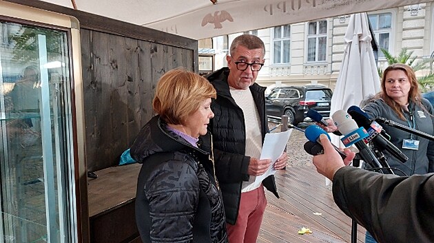 Andrej Babi na mtinku k vsledkm sentnch voleb ped karlovarskm hotelem Pupp (1. jna. 2022).