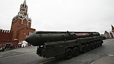 Ruské balistické rakety Topol M během přehlídky na Rudém náměstí (9. května...
