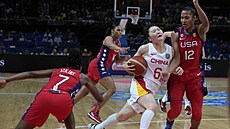 Americká basketbalistka Alyssa Thomasová (vpravo) brání �í�anku Wu Tongtong.