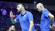 Reprezentaní trenér Jannis Athanasopulos dává pokyny eským volejbalistkám.