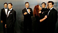 Voskové figuríny dosavadních představitelů agenta 007 v muzeu voskových figurín...