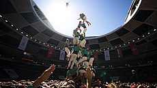 Tým Castellers de Vilafranca, padající po dokonení své lidské ve na dvacátém...