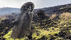 Ohořelé sochy moai po škodě napáchané požárem na území Chile (6. října 2022)