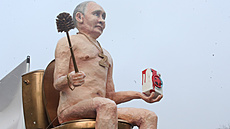 Socha aktivistů vyobrazující Vladimira Putina na summitu EU v Praze. (7. října...