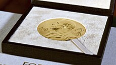 Nobelova medaile vystavená v New Yorku. (8. prosince 2020)