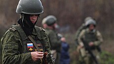 Ruský muž povolaný do vojenské služby během částečné mobilizace nabíjí zásobník...
