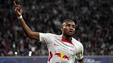 Christopher Nkunku z Lipska slaví gól do sít Celtiku.