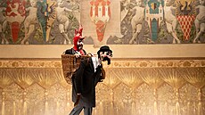 David Bosh jako bavi ped oponou v inscenaci opery vanda dudák od Jaromíra...