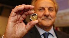 Starosta Litomic Ladislav Chlupá se zlatou mincí.