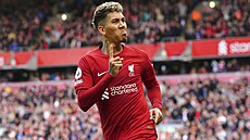 Roberto Firmino z Liverpoolu se raduje ze svého gólu.