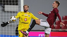 Spar�anský úto�ník Jan Kuchta v �anci p�ed branká�em Michalem Reichlem z Hradce...