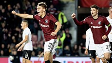 Zálo�níci Kry�tof Dan�k (vlevo) a Ladislav Krej�í ml. oslavují gól Sparty.