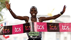 Amos Kipruto vít�zí v Londýnském maratonu