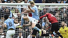 Erling Haaland z Manchesteru City stílí hlavou gól v derby proti United.