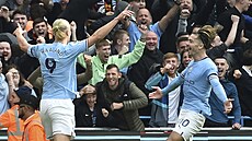 Kanonýr Erling Haaland z Manchesteru City slaví svj gól proti United s Jackem...