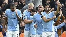 Fotbalisté Manchesteru City slaví gól, který vstelil Erling Haaland (druhý...