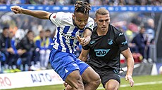 Chidera Ejuke z Herthy Berlín (vlevo) odehrává mí ped Grischou Prömelem z...