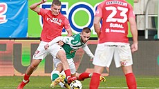 Jablonecký Miloš Kratochvíl (v zeleném) bojuje o míč s Filipem Součkem z Brna.