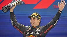 Sergio Pérez slaví vítězství ve Velké ceně Singapuru.