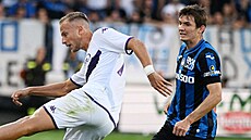 Zálo�ník Antonín Barák z Fiorentiny (vlevo) odehrává mí� p�ed Martenem de...