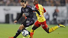 Maxence Caqueret z Lyonu (vlevo) si kryje mí� p�ed Davidem Costou z Lens.