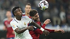 Vinicius Junior z Realu Madrid (vlevo) v souboji s Nacho Vidalem z Osasuny