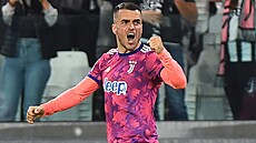 Filip Kostič z Juventusu se raduje ze svého gólu.