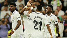 Fotbalisté Realu Madrid slaví gól, který vstelil Vinicius Junior (vpravo).