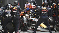 Max Verstappen zají�dí do box� p�i Velké cen� Singapuru.