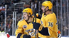 Eeli Tolvanen a Cole Smith se radují z branky na 2:1 v zápase NHL Global Series...