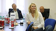Neúspná kandidátka Jana Nagyová ANO sleduje závr sítání voleb ve tábu ANO...