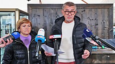 Andrej Babi, poslanec a pedseda ANO 2011 se ped karlovarským Grandhotelem...