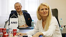 Neúsp�ná kandidátka Jana Nagyová ANO sleduje záv�r s�ítání voleb ve �tábu ANO...