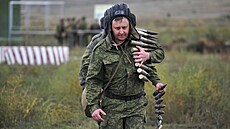 Rekruti ruské armády se účastní vojenského výcviku na střelnici v Krasnodarském...