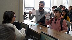 Rusové ukazují své pasy ve veejném servisním centru v Almaty v Kazachstánu....